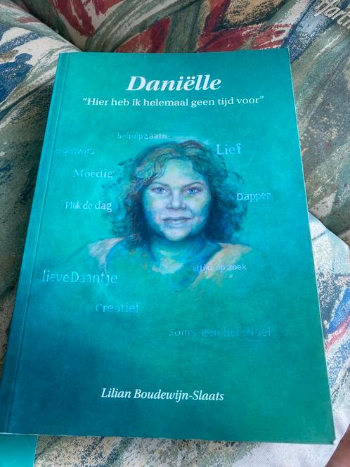 Boek:Daniëlle“Hier heb ik helemaal geen tijd voor”gesigneerd, Boeken, Overige Boeken, Zo goed als nieuw, Ophalen of Verzenden