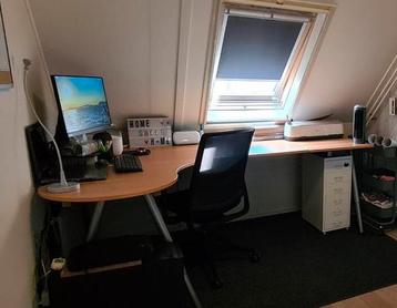 Groot Ikea hoekbureau met metalen poten, modulair.
