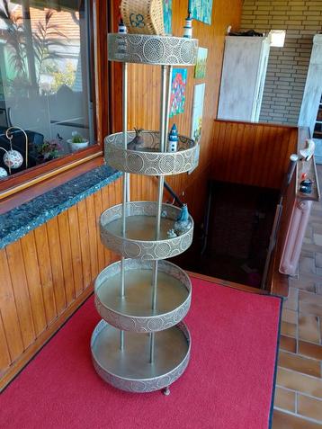 Metalen etagere beschikbaar voor biedingen