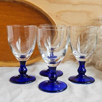 Vintage wijnglas met blauwe voet | per stuk beschikbaar voor biedingen