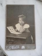 Oude foto Lochem C.J. Horst, meisje met foto album, Gebruikt, Foto, Ophalen of Verzenden, Voor 1940