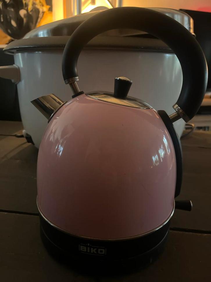 Retro Roze Biko Waterkoker - Stijlvol en Functioneel, Witgoed en Apparatuur, Waterkokers, Zo goed als nieuw, 1 tot 2 liter, Ophalen