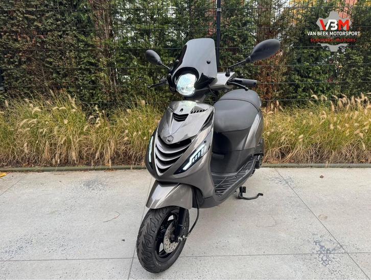 Piaggio zip iget 2019 brom alpha agaat grijs zelioni, Fietsen en Brommers, Scooters | Piaggio, Zo goed als nieuw, Zip, Maximaal 45 km/u