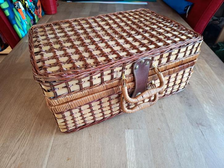 Gevulde rieten picknickmand met picknickkleed, Hobby en Vrije tijd, Picknickmanden, Zo goed als nieuw, Ophalen of Verzenden
