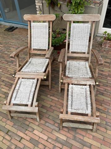 Twee mooie houten/rotan ligbedden beschikbaar voor biedingen