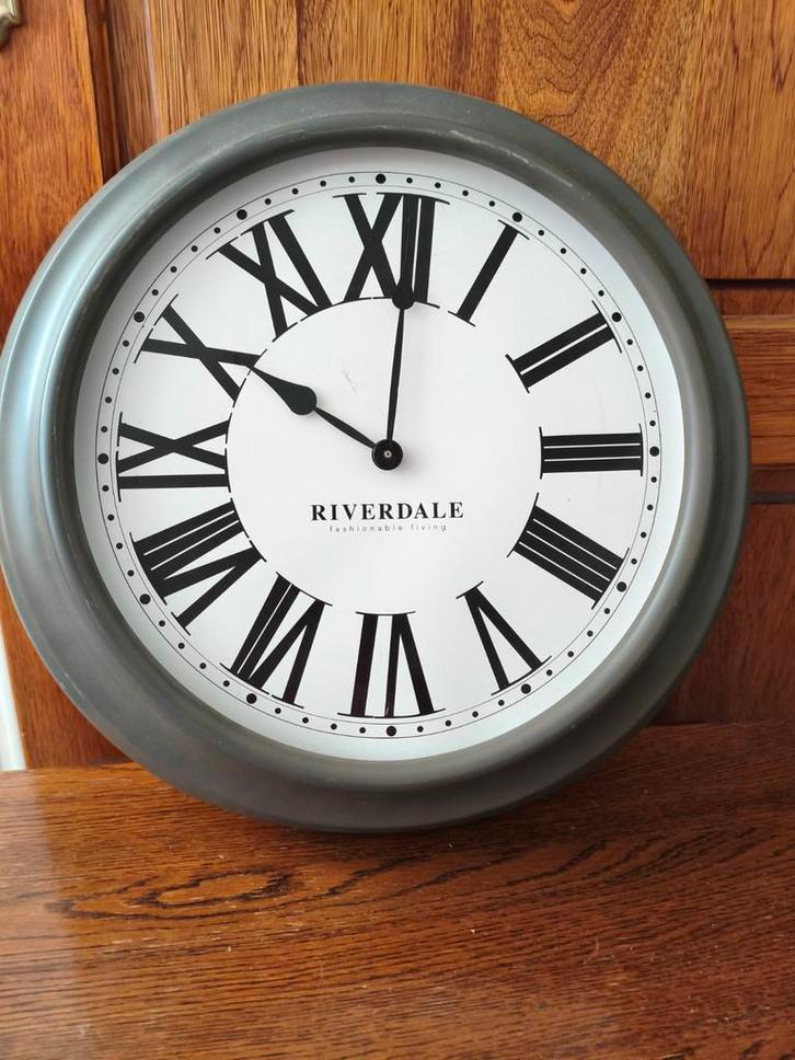 Riverdale Wandklok, Huis en Inrichting, Woonaccessoires | Klokken, Gebruikt, Wandklok, Analoog, Ophalen of Verzenden