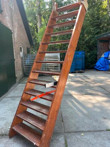 Rechte houten trap 2.76 hoog 81 breed uitval 1.60m. 60 grade beschikbaar voor biedingen