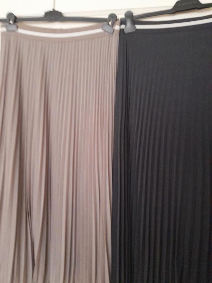 Stijlvolle plissé rok in antraciet grijs ,mt 42., Kleding | Dames, Rokken, Zo goed als nieuw, Maat 42/44 (L), Grijs, Onder de knie