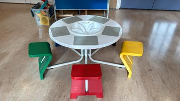 Lego Speeltafel met Stoeltjes beschikbaar voor biedingen