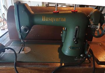 Oude antieke Husqvarna naaimachine in box beschikbaar voor biedingen