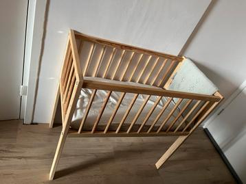 Co sleeper hout beschikbaar voor biedingen