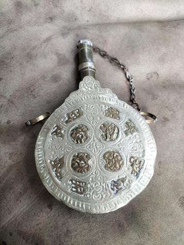 Antieke Kruitfles met Ketting beschikbaar voor biedingen