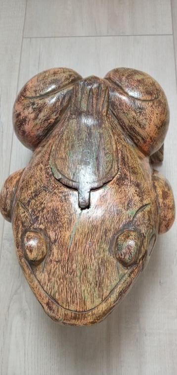 Robuuste houten beeld kikker gemêleerd oud/roze/bruin/groen beschikbaar voor biedingen