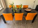 Zwarte essen tafel met 6 oranje leren stoelen met wieltjes, Huis en Inrichting, Ophalen, Zo goed als nieuw, 6 tot 8 stoelen