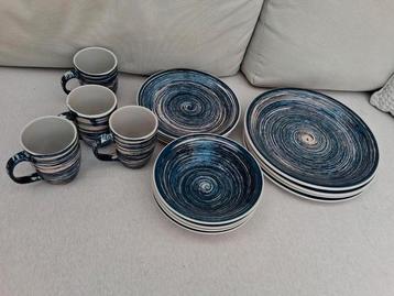 Complete 16-delige serviesset met een stoere blauwe spiraal beschikbaar voor biedingen