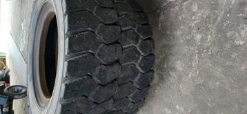 Heftruk banden grote jongens nog super profiel  beschikbaar voor biedingen