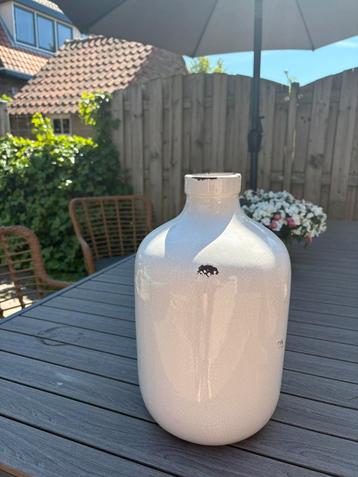 Mooie grote witte vaas  beschikbaar voor biedingen