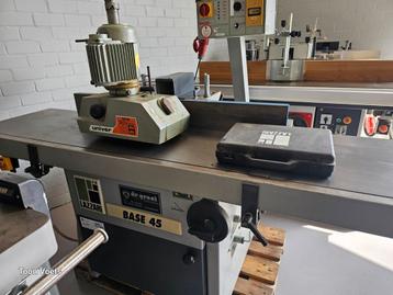 Freesmachine met aanvoerapparraat en Schuininstelbaar  beschikbaar voor biedingen