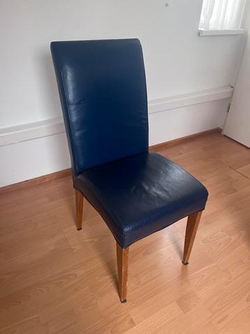 4 Donkerblauwe leren stoelen met houten poten beschikbaar voor biedingen