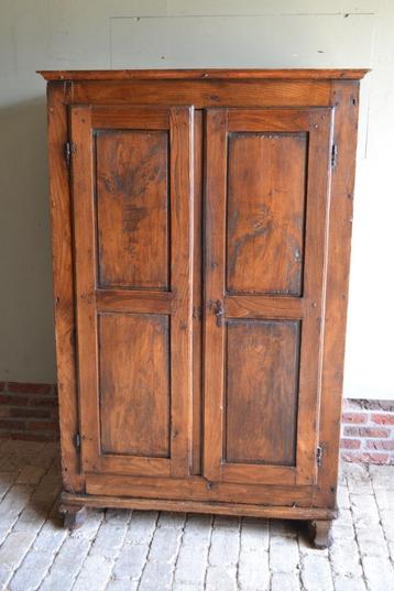 Prachtige antieke 17e eeuwse kastanje houten kast. beschikbaar voor biedingen