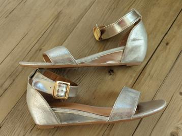 Zilverkleurige leren sandalen (Vera Pelle, maat 39) beschikbaar voor biedingen