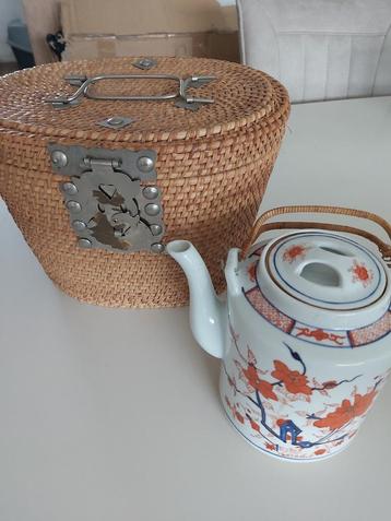 Antieke Chinese theepot in mand beschikbaar voor biedingen