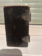 Zeer oude Bijbel met sloten, Ophalen