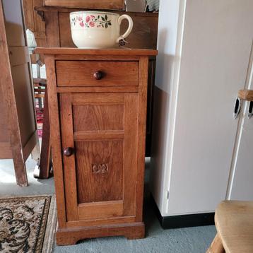Brocante oude eiken nachtkastje beschikbaar voor biedingen