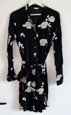 MbyM Zwart Witte Bloemen Blouse Jurk - maat S, Zwart, Ophalen of Verzenden, Zo goed als nieuw, Knielengte