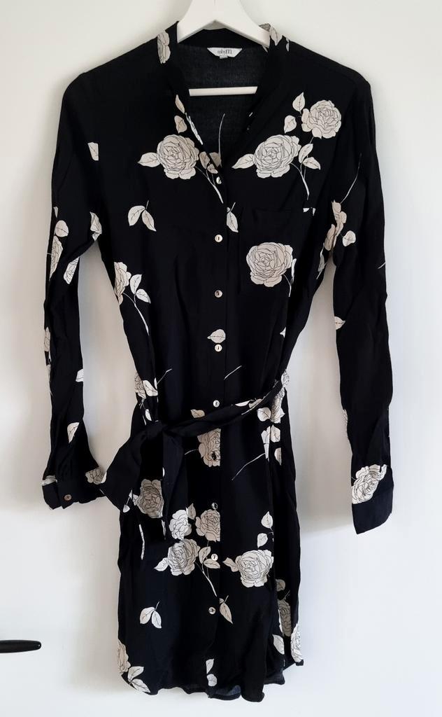 MbyM Zwart Witte Bloemen Blouse Jurk - maat S, Kleding | Dames, Jurken, Zo goed als nieuw, Maat 36 (S), Zwart, Knielengte, Ophalen of Verzenden