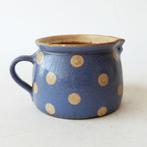 Antieke brocante blauwe keramische kan met witte stippen., Verzenden