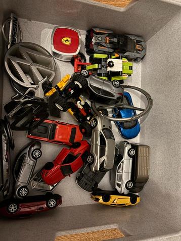 Bak met speelgoed/modelauto’s beschikbaar voor biedingen