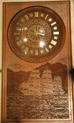 Aparte klok met een filigraine houtgravure van een klipper, Huis en Inrichting, Ophalen, Zo goed als nieuw, Analoog, Wandklok