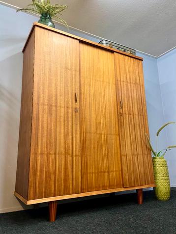 Vintage kledingkast jaren 50/60 retro Midcentury kast teak beschikbaar voor biedingen