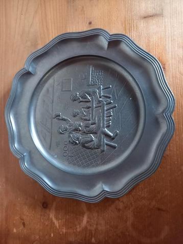 Tinnen bord en lepels beschikbaar voor biedingen