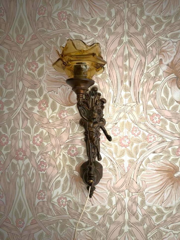 Art Nouveau wandlamp jongen met fakkel, Huis en Inrichting, Lampen | Wandlampen, Gebruikt, Glas, Metaal, Ophalen of Verzenden