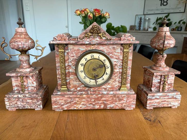 Antieke Franse klok met kandelaars - Roze marmer, Antiek en Kunst, Antiek | Klokken, Ophalen