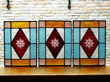 3 Art Deco glas in lood raampjes met een sterglas ruitjes beschikbaar voor biedingen