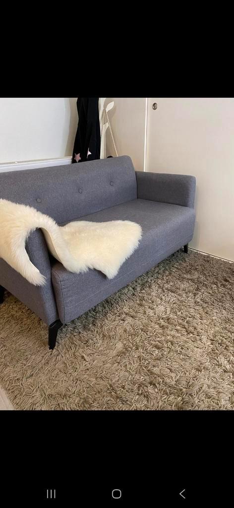 Schattig klein licht grijs bankje voor op kinderkamer, Huis en Inrichting, Banken | Sofa's en Chaises Longues, Zo goed als nieuw