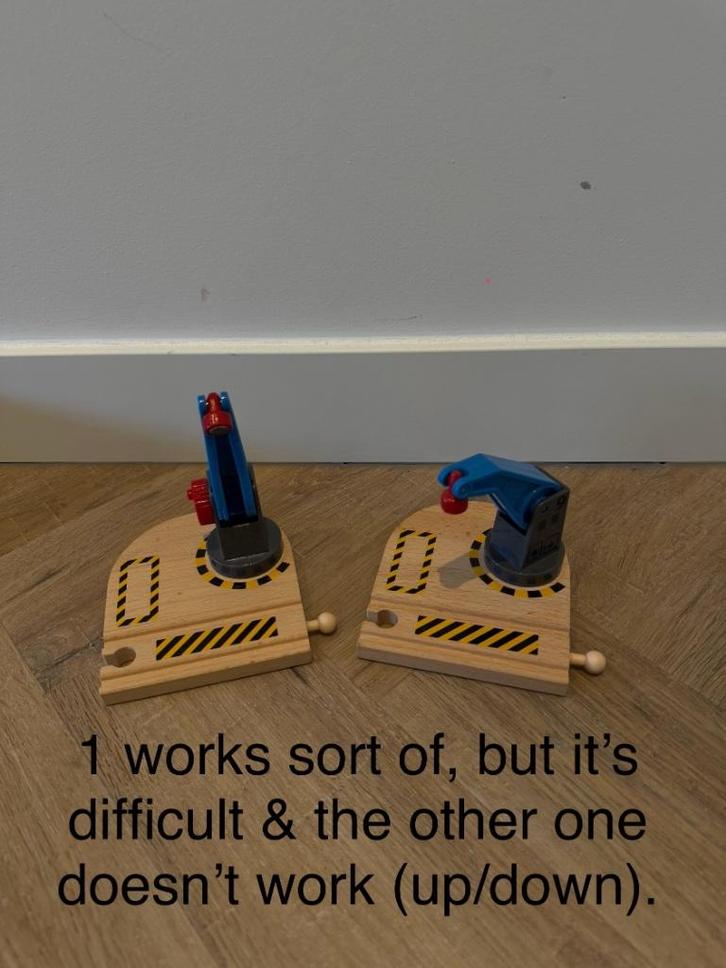 Gebruikt: 2x blauw Brio houten trein lage kraan 33866 33812, Kinderen en Baby's, Speelgoed | Houten speelgoed, Gebruikt, Ophalen of Verzenden