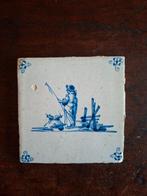 Antieke Delftsblauwe Tegel: Vrouw bij Hek, Antiek en Kunst, Ophalen of Verzenden
