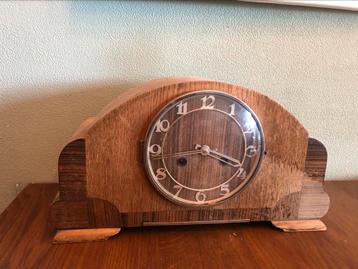Antieke klok, hout kastwerk beschikbaar voor biedingen