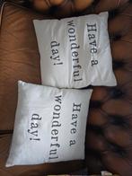 2 kussens met tekst. 42 x 42 cm, Huis en Inrichting, Woonaccessoires | Kussens, Ophalen of Verzenden, Zo goed als nieuw, Vierkant