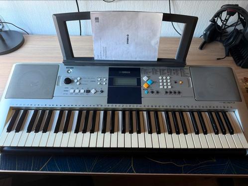 Yamaha psr e323, Muziek en Instrumenten, Keyboards, Zo goed als nieuw, 61 toetsen, Yamaha, Met standaard, Ophalen