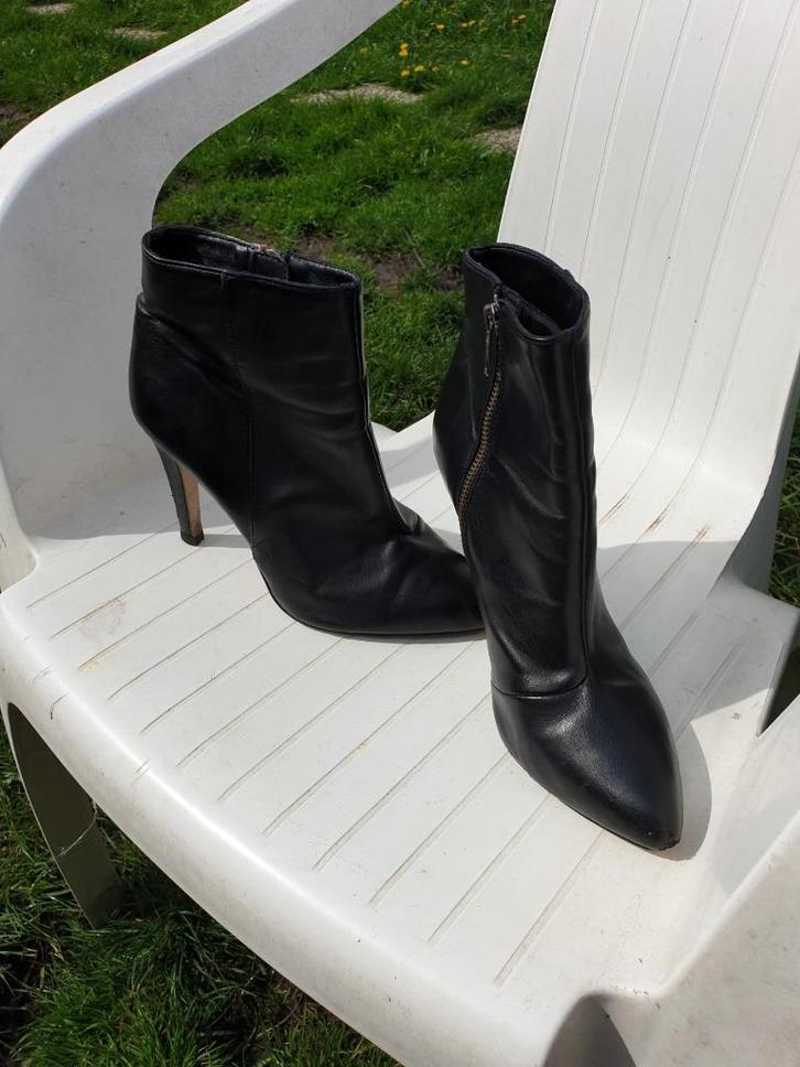 Mooie zwarte enkellaarzen. Mt 39, Kleding | Dames, Schoenen, Zo goed als nieuw, Hoge laarzen, Zwart, Ophalen of Verzenden
