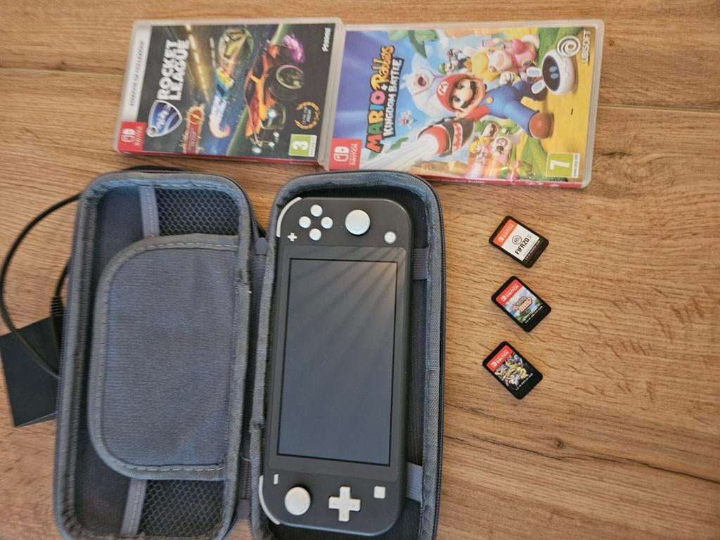Nintendo Switch Lite met wat spellen, Spelcomputers en Games, Spelcomputers | Nintendo Switch Lite, Ophalen, Grijs, Gebruikt