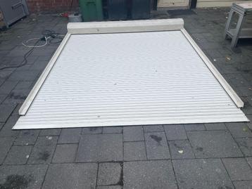 wit electrisch rolluik breed 2.39,5 mtr  x 2.68 mtr hoog  beschikbaar voor biedingen