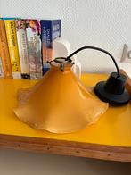Antieke opaline hanglamp met mooie geschulpte rand, Huis en Inrichting, Lampen | Wandlampen, Ophalen of Verzenden, Zo goed als nieuw