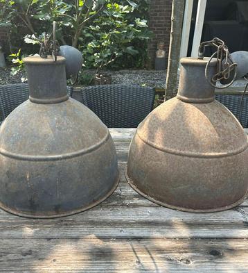 2 oude hanglampen beschikbaar voor biedingen