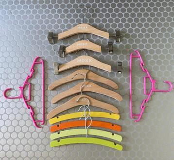 Baby kledinghangers, 12 stuks. Hout kleurig en gekleurd. beschikbaar voor biedingen